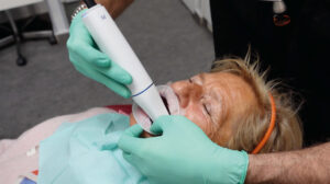 Medit_8_using_on_patient_woman